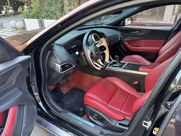 Фото 4 - Jaguar XE L