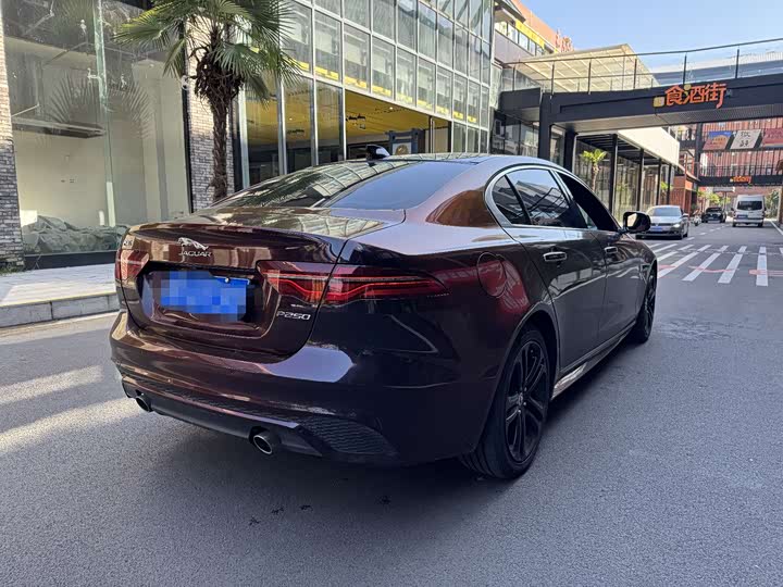 Фото 9 - Jaguar XE L