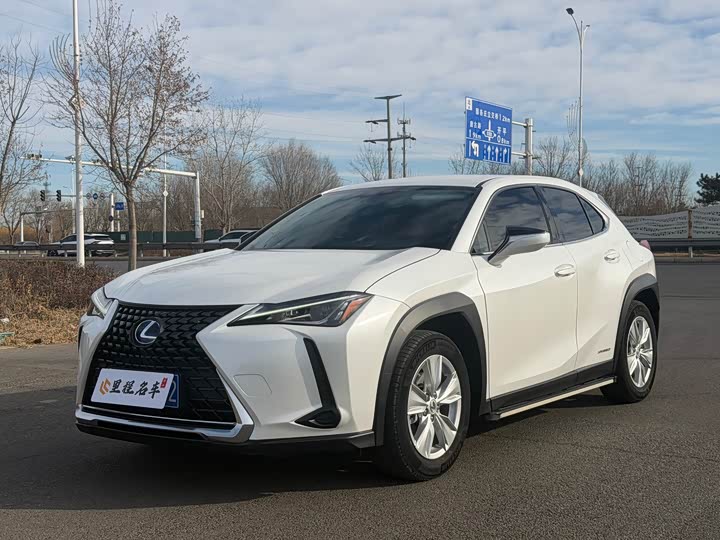 Фото 1 - Lexus UX