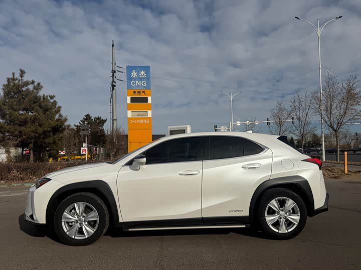 Фото 4 - Lexus UX