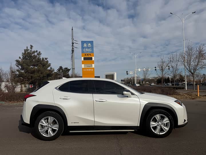 Фото 5 - Lexus UX