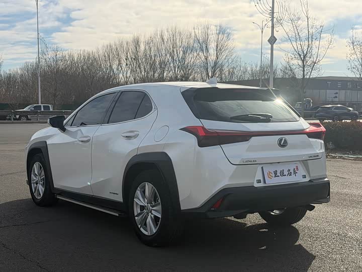 Фото 8 - Lexus UX