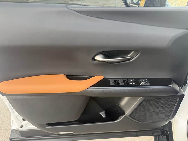 Фото 9 - Lexus UX