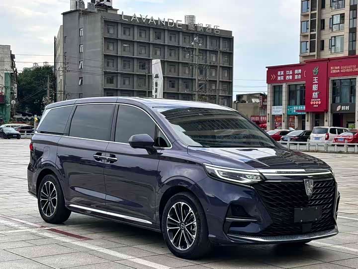 Фото 3 - Roewe iMax 8