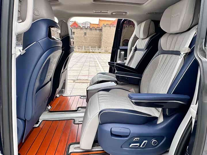 Фото 4 - Roewe iMax 8