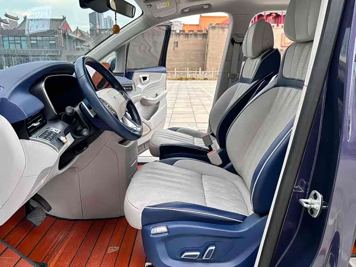 Фото 5 - Roewe iMax 8