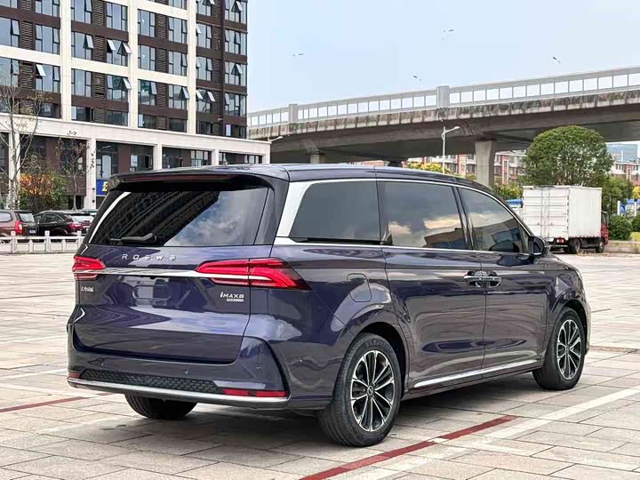 Фото 9 - Roewe iMax 8