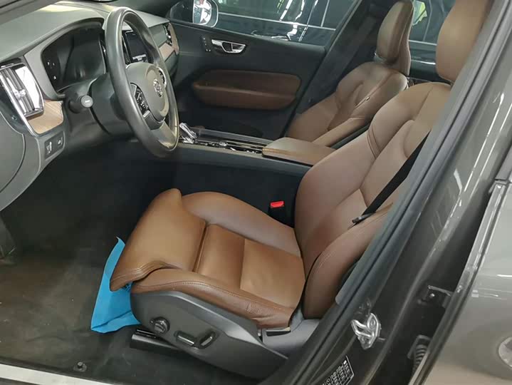 Фото 9 - Volvo XC60