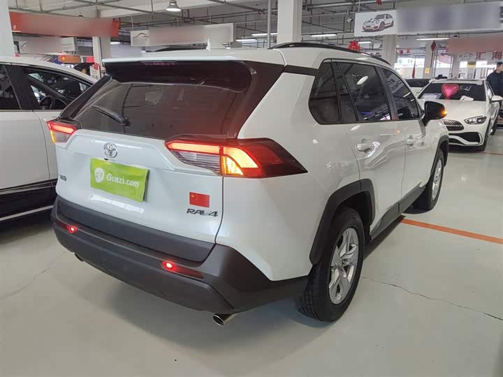 Фото 7 - Toyota RAV4