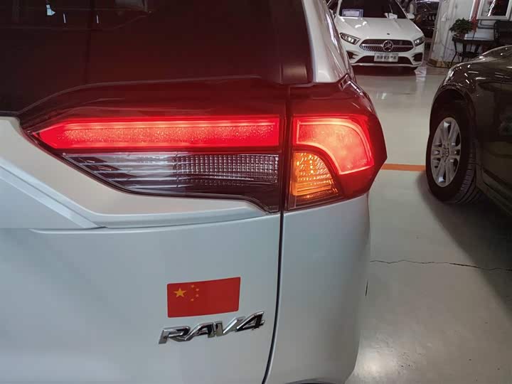 Фото 8 - Toyota RAV4