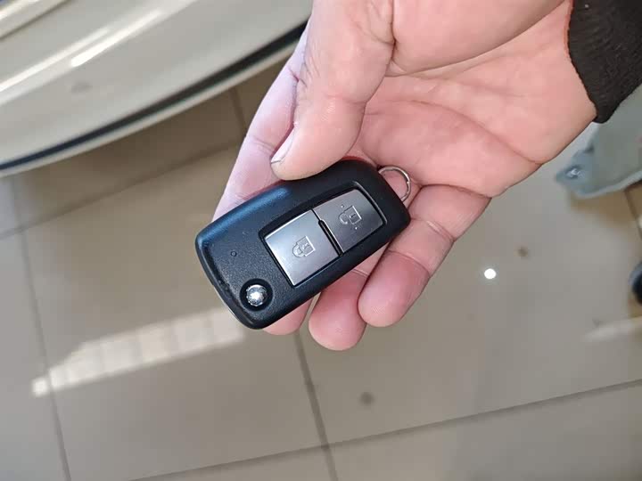 Фото 9 - Nissan Tiida