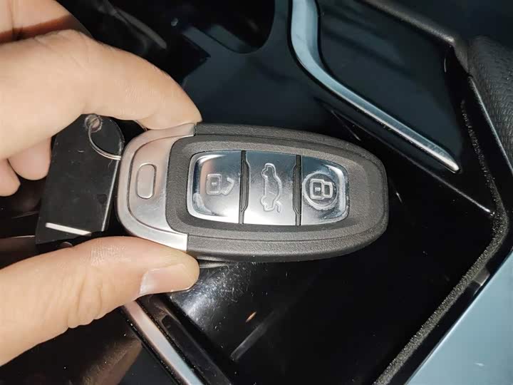 Фото 9 - Hongqi E-QM5