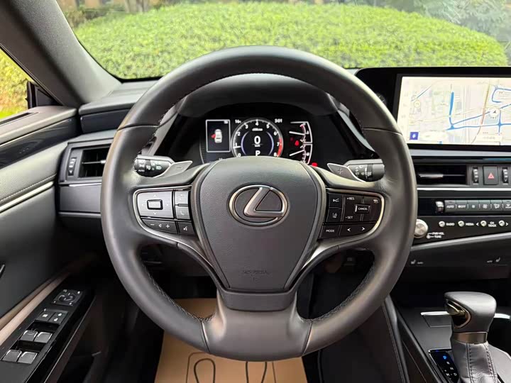 Фото 7 - Lexus ES