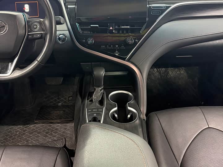 Фото 8 - Toyota Camry