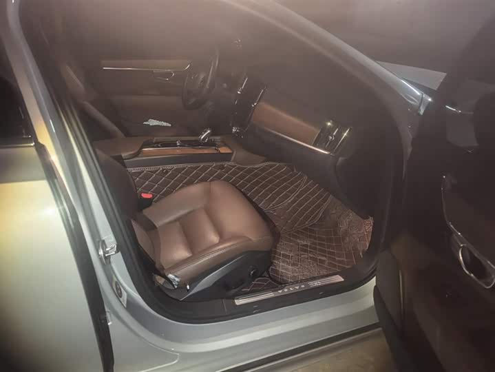 Фото 8 - Volvo S90