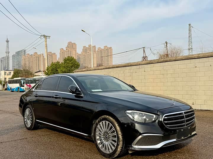 صورة 3 - Mercedes-Benz E-Class