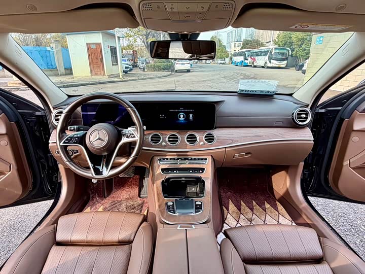 صورة 5 - Mercedes-Benz E-Class