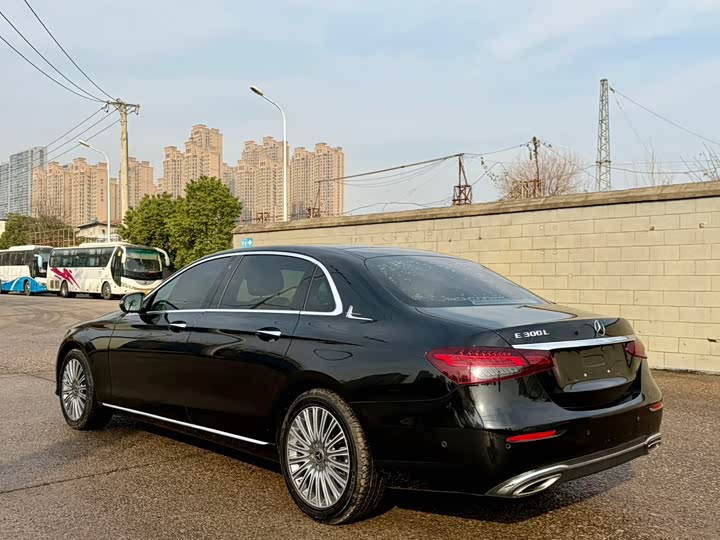 صورة 9 - Mercedes-Benz E-Class