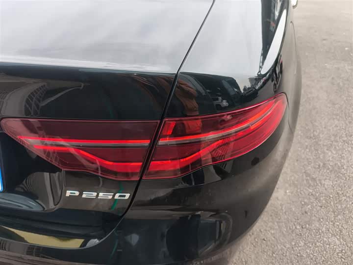 Фото 8 - Jaguar XE L