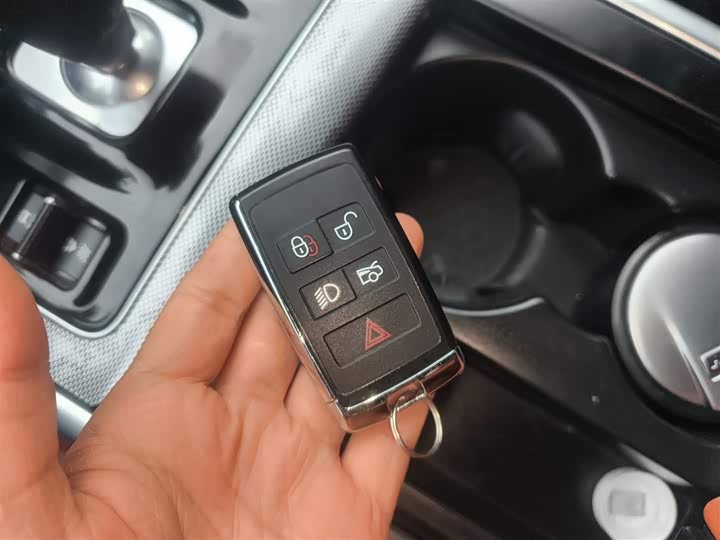 Фото 9 - Jaguar XE L