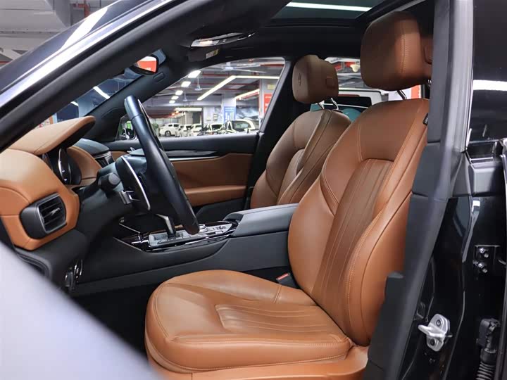 Фото 8 - Maserati Levante