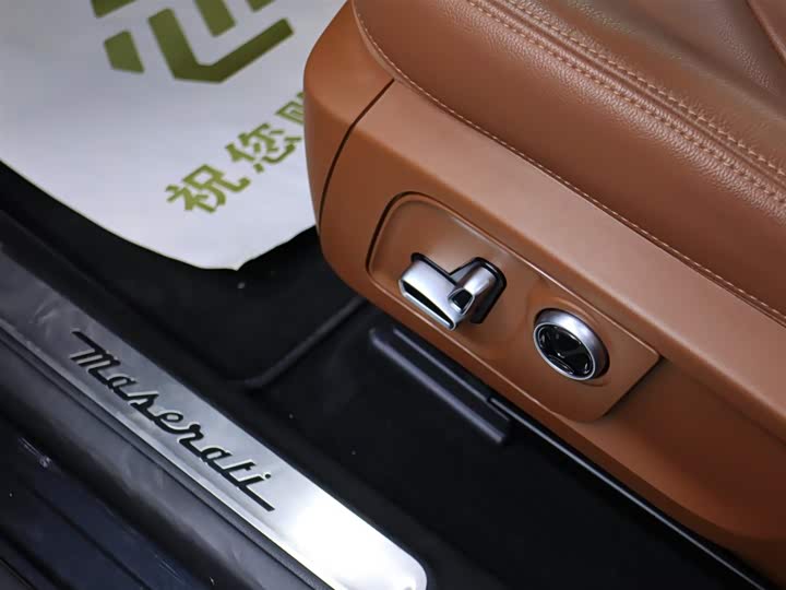 Фото 9 - Maserati Levante