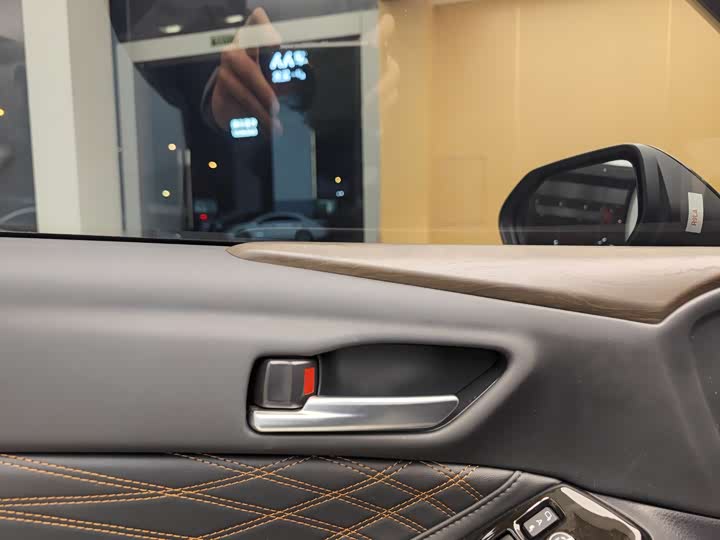 Фото 8 - Toyota Avalon