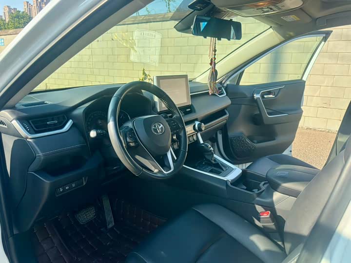 Фото 4 - Toyota RAV4