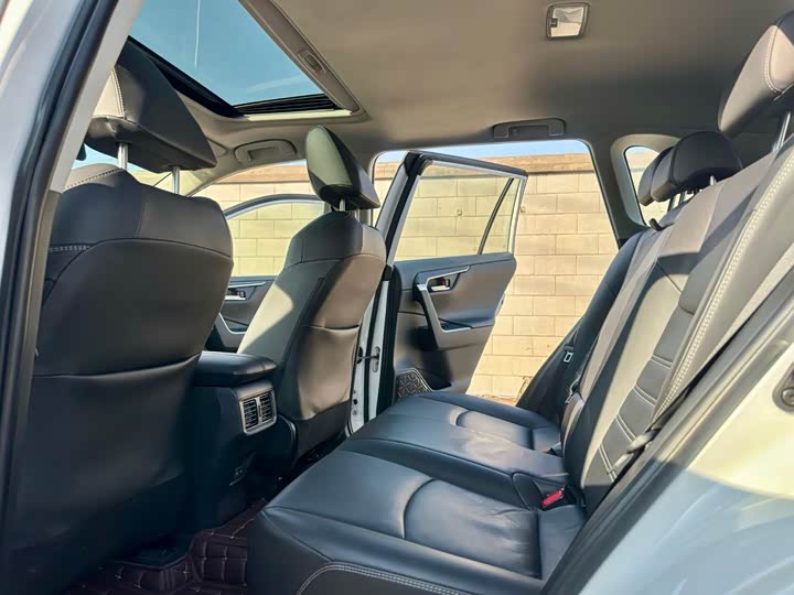 Фото 6 - Toyota RAV4