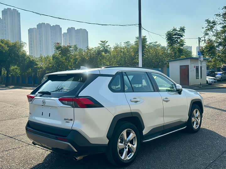 Фото 7 - Toyota RAV4