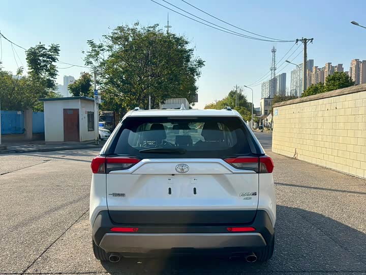 Фото 8 - Toyota RAV4