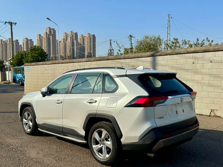 Фото 9 - Toyota RAV4