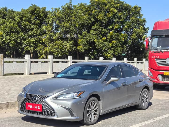 Фото 1 - Lexus ES