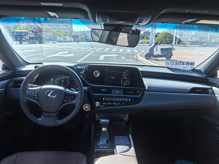 Фото 3 - Lexus ES