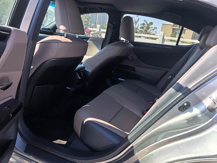 Фото 4 - Lexus ES