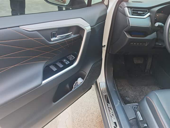 Фото 7 - Toyota RAV4