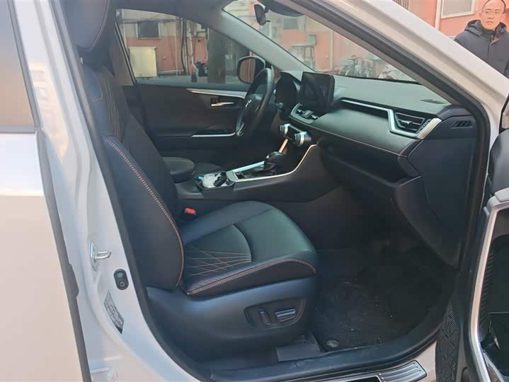 Фото 8 - Toyota RAV4