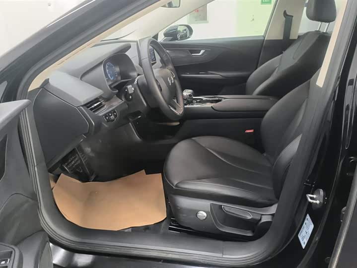 Фото 9 - Hongqi E-QM5