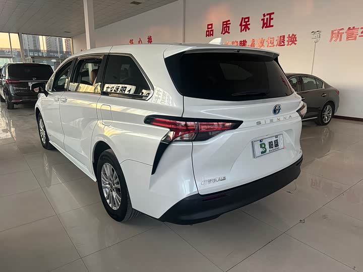 Фото 7 - Toyota Sienna