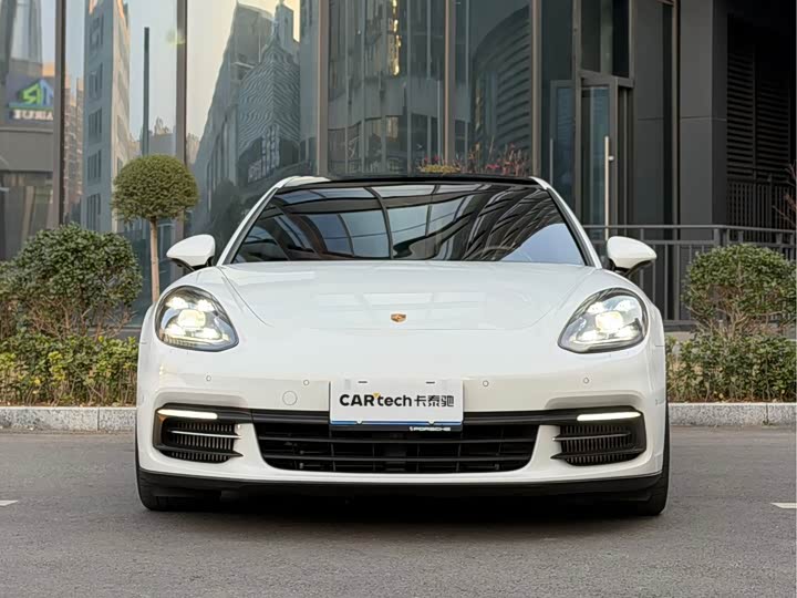 Фото 2 - Porsche Panamera