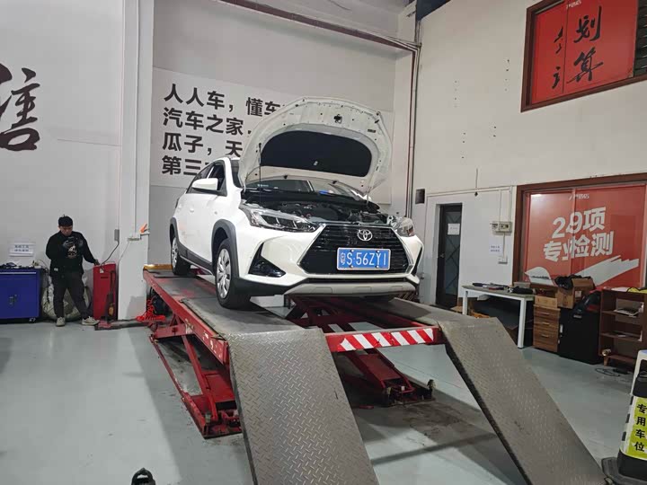 Фото 1 - Toyota Yaris L Hatchback