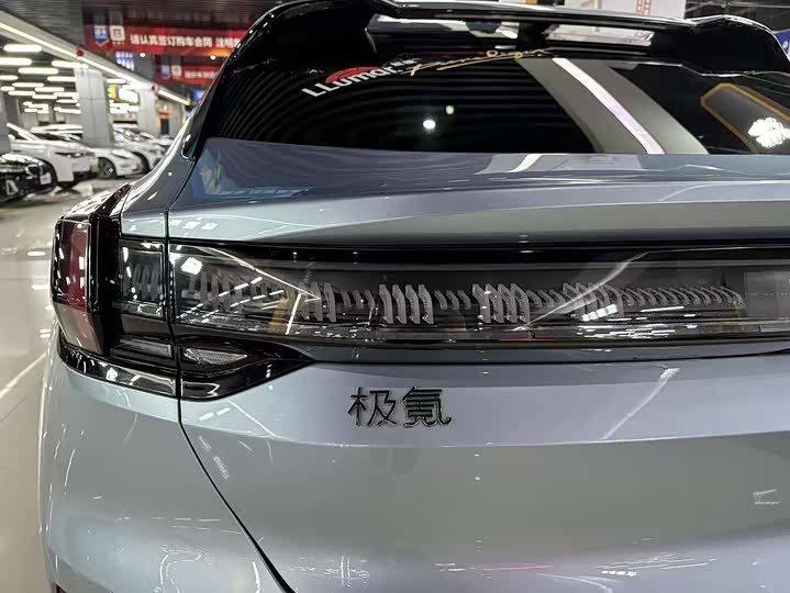 Фото 9 - Zeekr 001