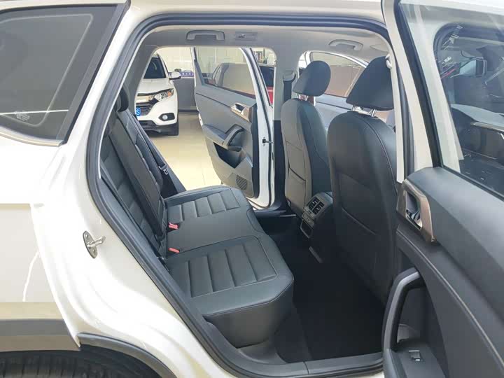 Фото 9 - Volkswagen Tharu