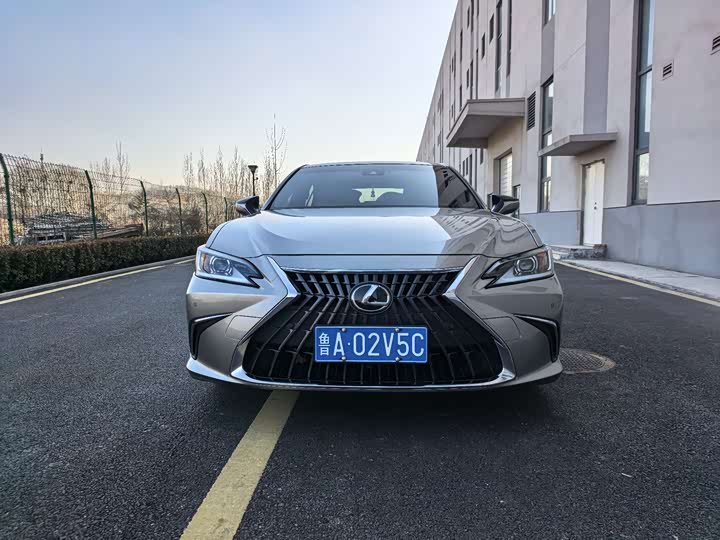 Фото 2 - Lexus ES