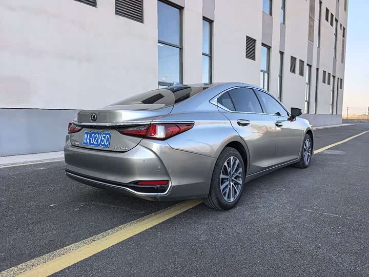Фото 3 - Lexus ES