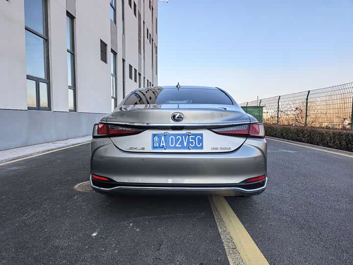 Фото 5 - Lexus ES