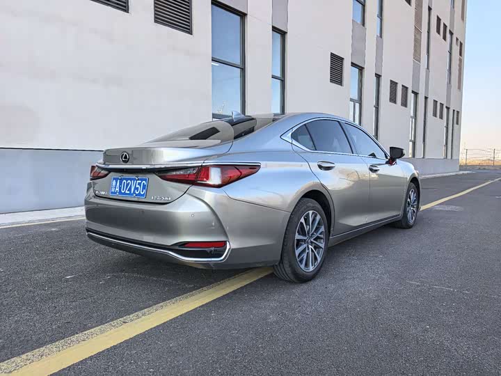 Фото 6 - Lexus ES