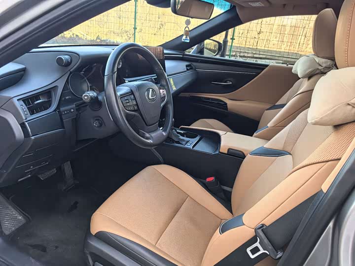 Фото 7 - Lexus ES