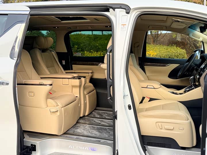 Фото 9 - Toyota Alphard