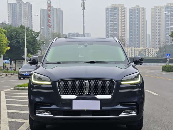 Фото 2 - Lincoln Aviator